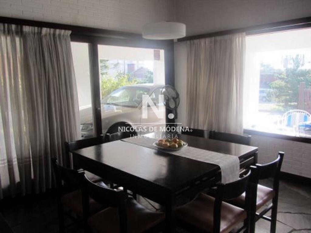 Casa ubicada en zona residencial.