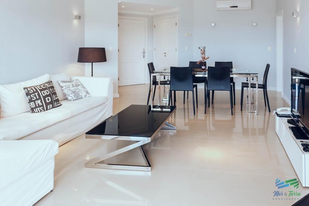 VENTA de apartamento de 2 dormitorios sobre playa