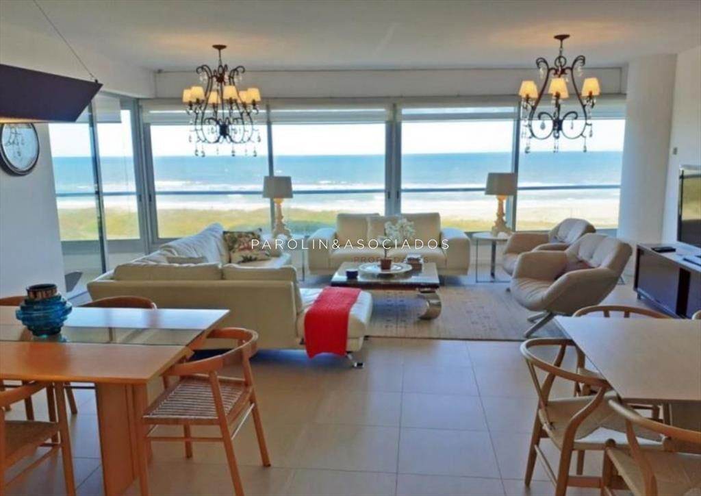 Apartamento en venta de 3 dormitorios + en Le del