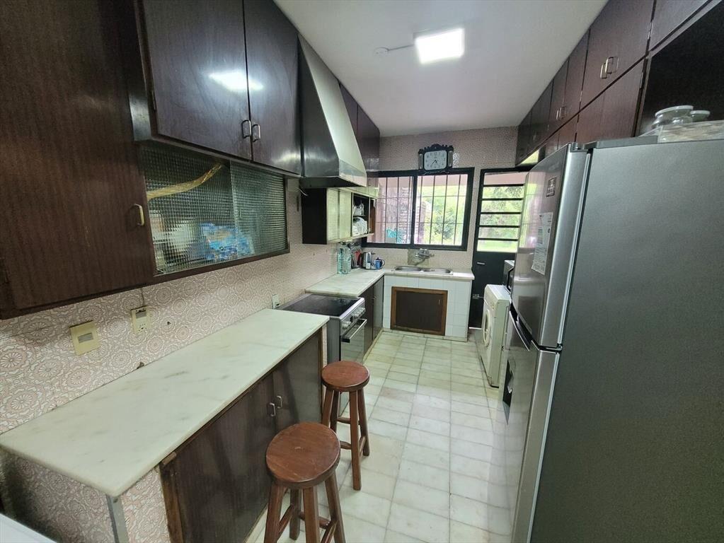 Excelente chalet sobre Av. Rivera próx. Bolivia