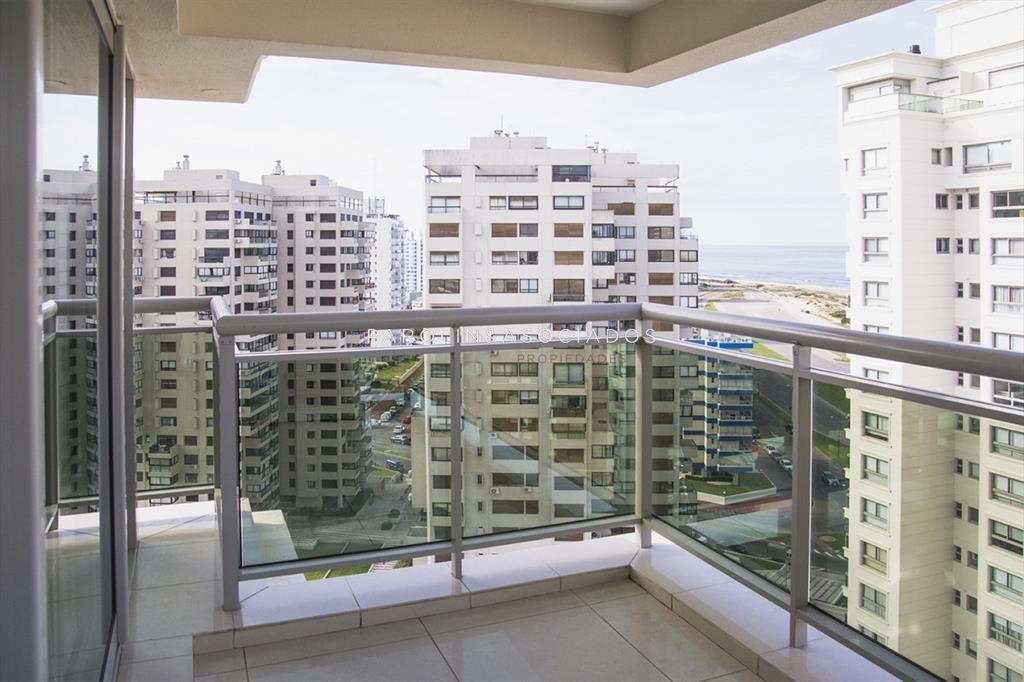 Apartamento de 2 dormitorios en edificio Punta