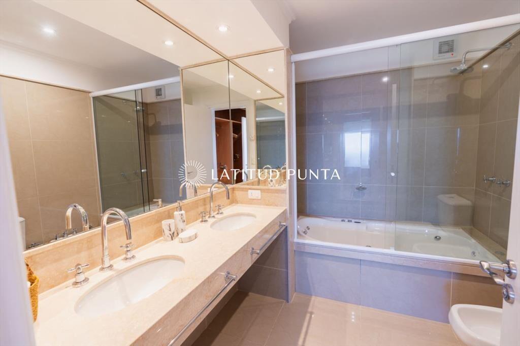 Apartamento en venta Playa Mansa 3 dormitorios