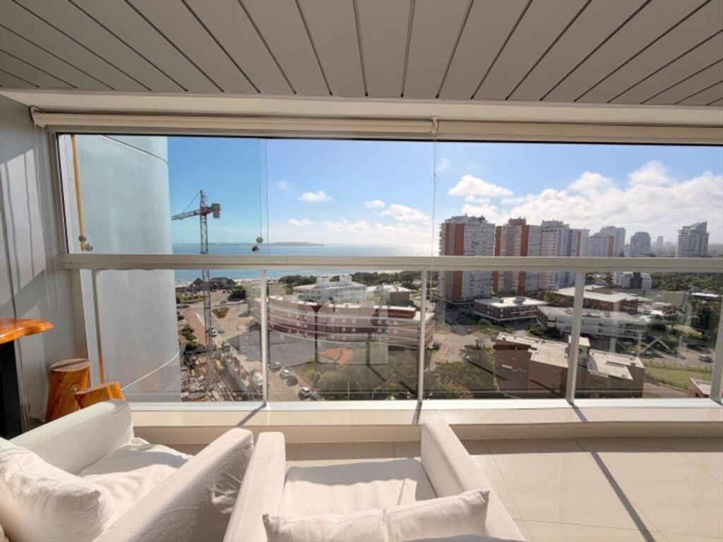 Apartamento en venta, 3 dormitorios y dependencia