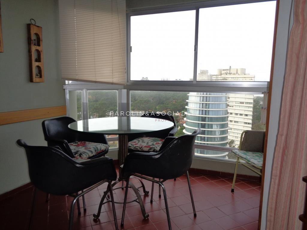Apartamento en venta de 3 dormitorios con estufa