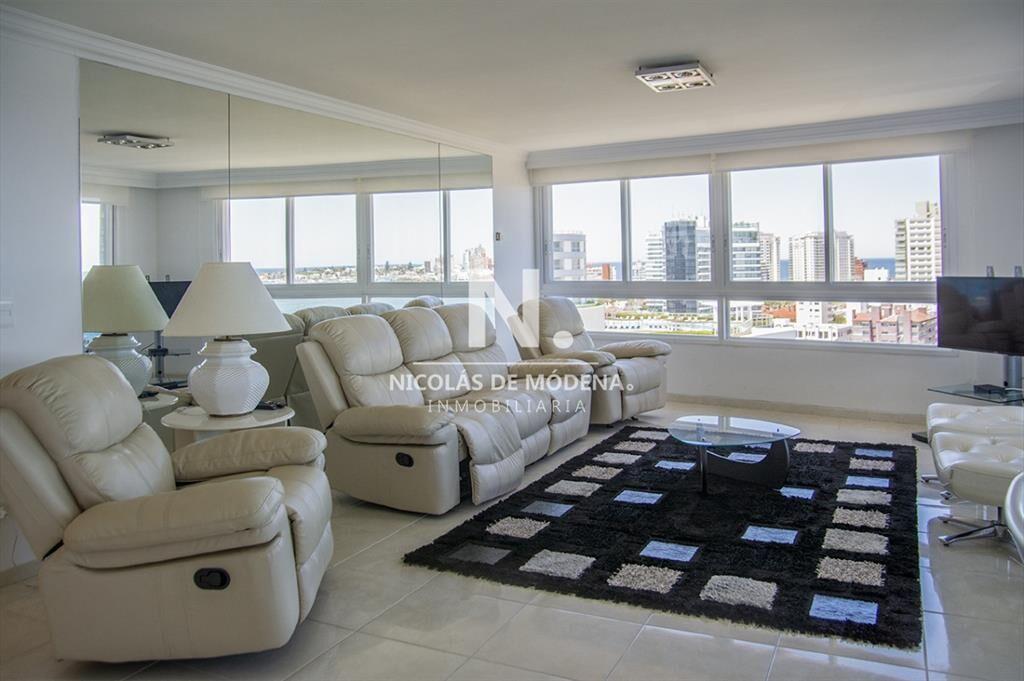 Vende apartamento de 3 dormitorios en Playa Punta