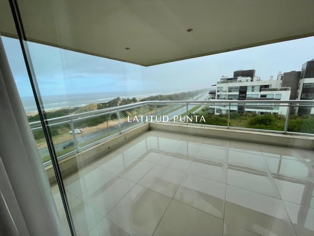Apartamento en Brava, 3 suites más dependencia