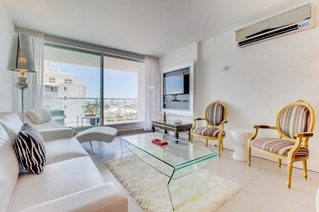 Apartamento en venta en piso alto en torre Yoo,