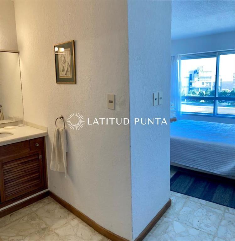 Apartamento de tres dormitorios con vista al mar