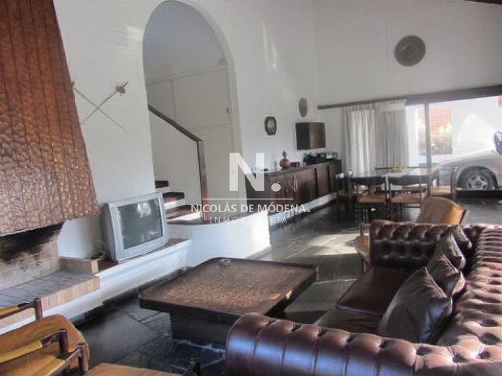 Casa ubicada en zona residencial.