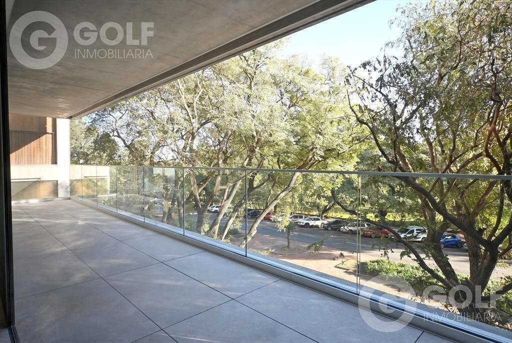 Venta de apartamento de 3 dormitorios con servicio en Punta