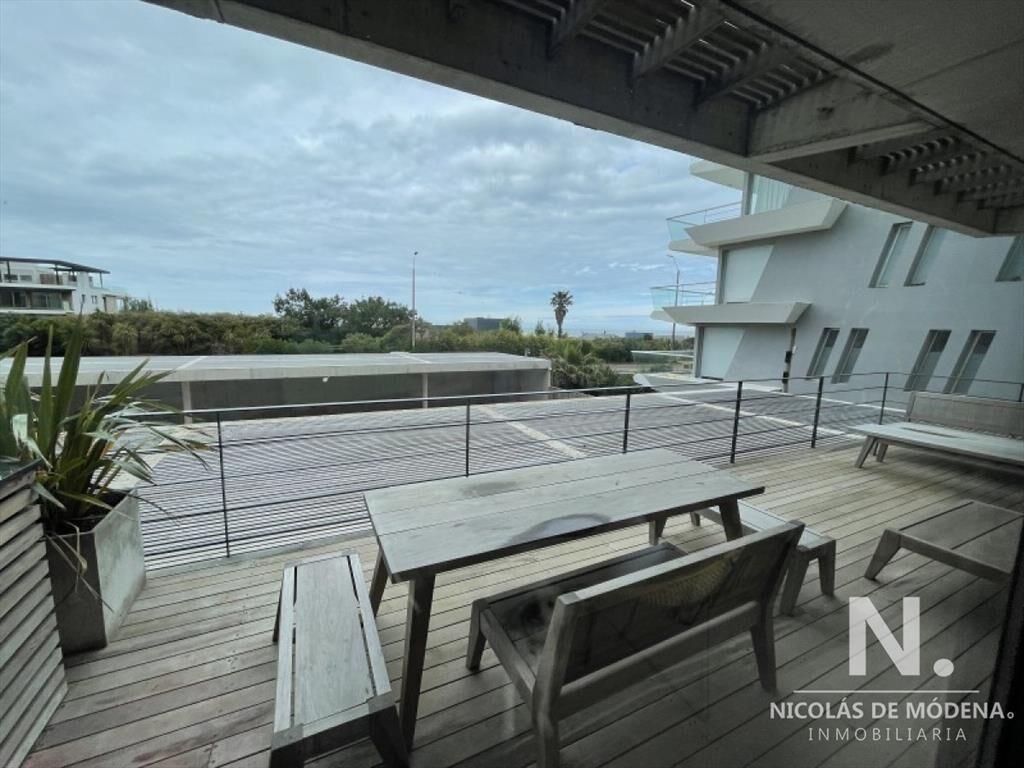 Vende apartamento en Manantiales de 2 dormitorios.