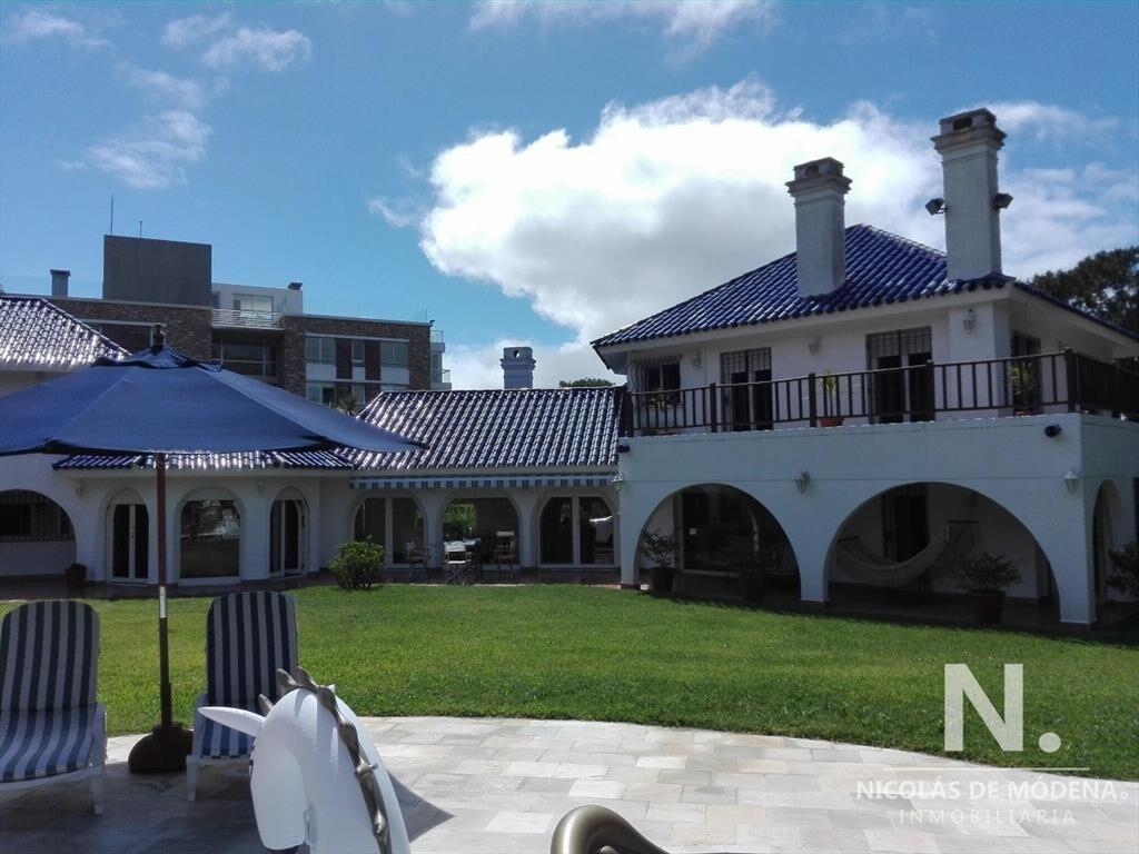 Venta de gran residencia a pasos de la playa Brava en RincÃ