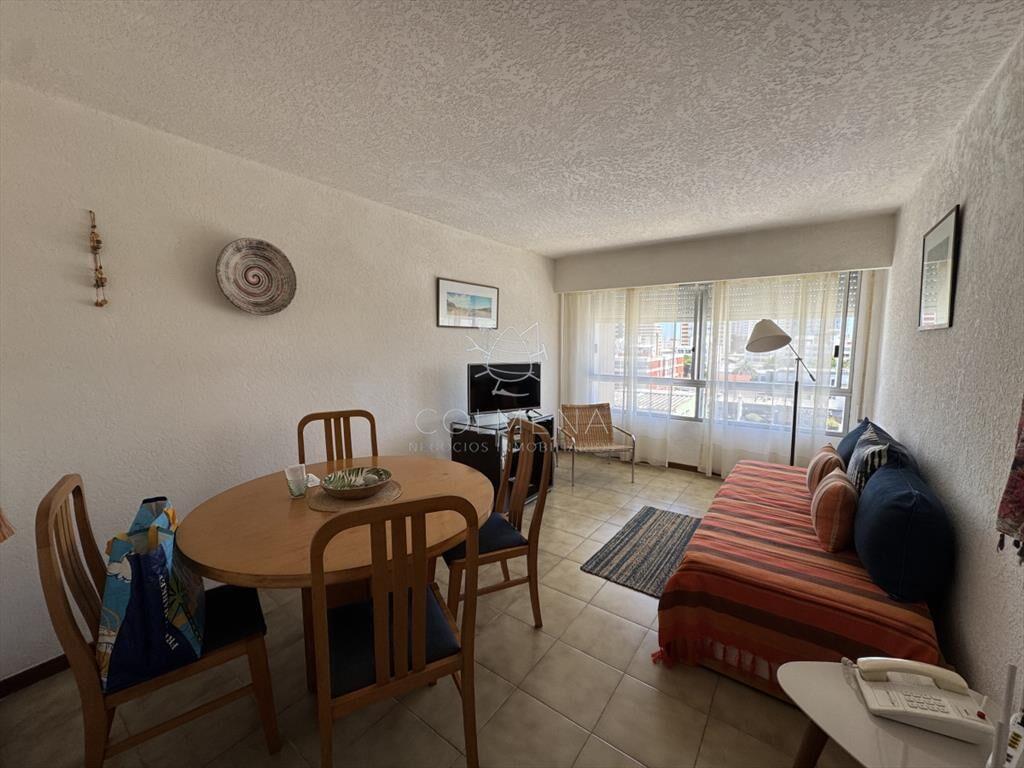 Apto de 1 dormitorio muy bien ubicado en con de