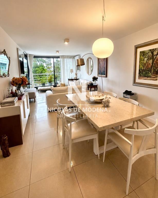 Vende apartamento de 3 dormitorios esquinero en Punta del E