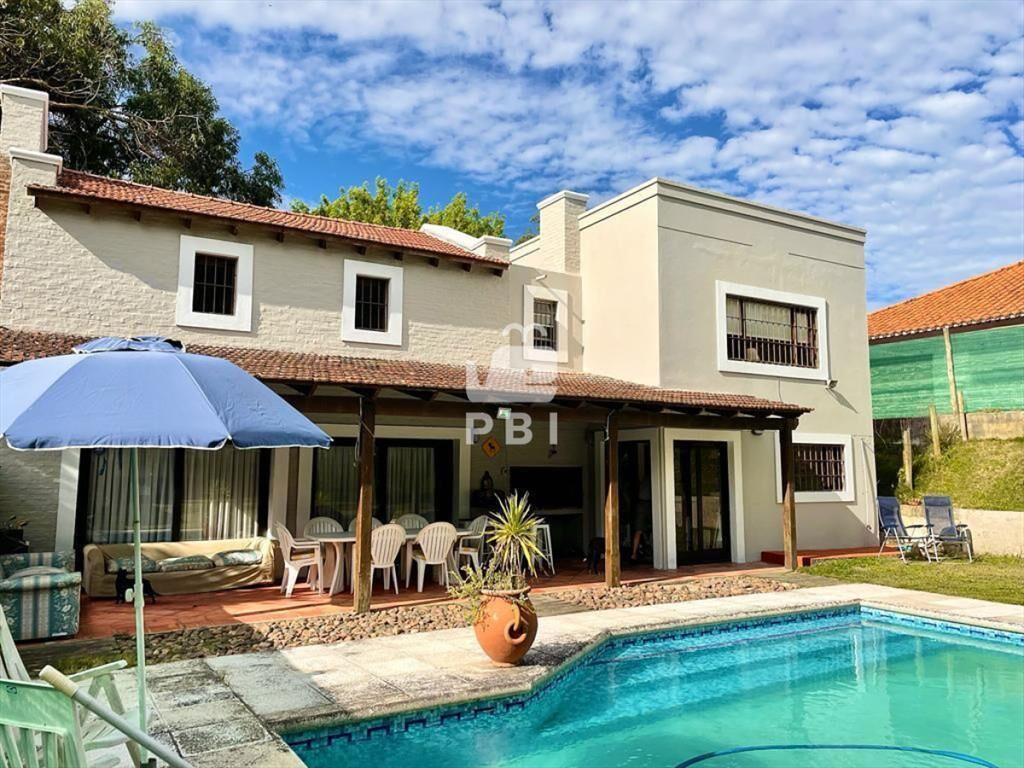 Venta de  casa 4 dormitorios+ servicio  - Ref :