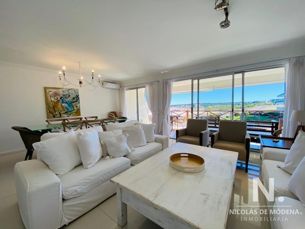 Apartamento en Venta 3 Dormitorios + Servicio Frente al Mar