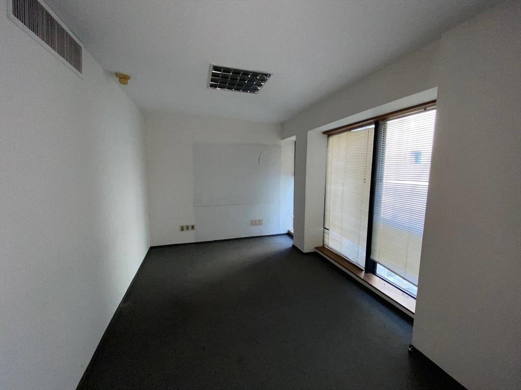 Alquiler - Oficina con vista a Plaza Matríz, 184 m2 con 42 d