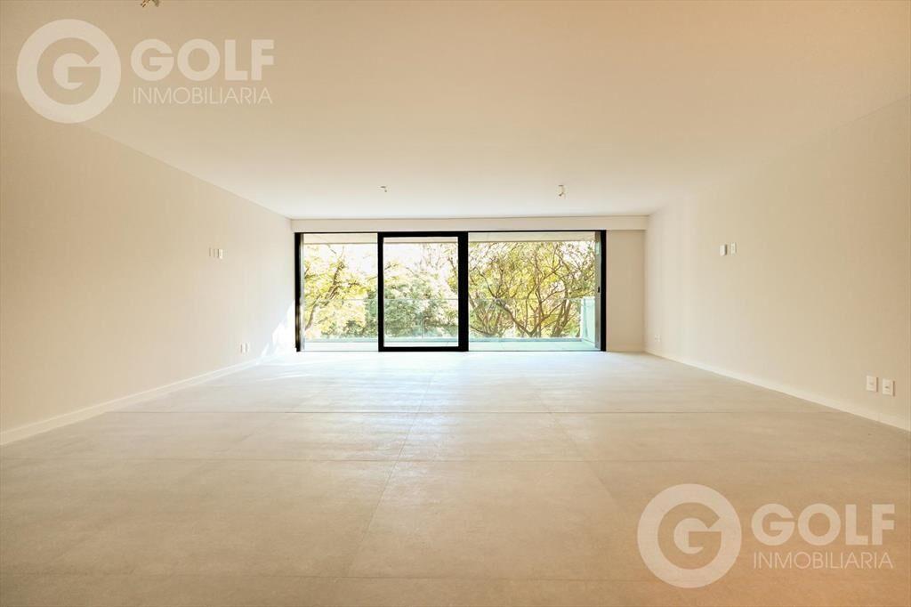 Venta de apartamento 3 dormitorios con servicio y cochera e