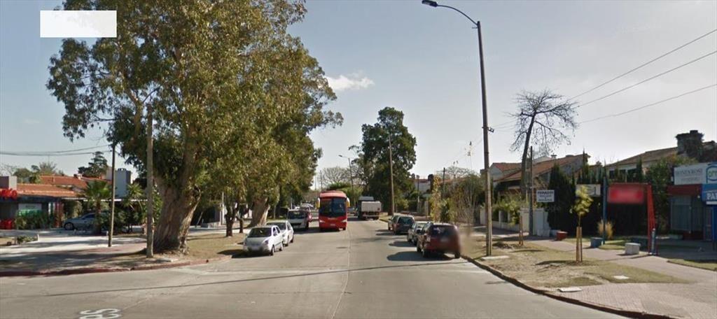 Arocena y Murillo, 15 mts de frente, 230 m2 construidos, 79