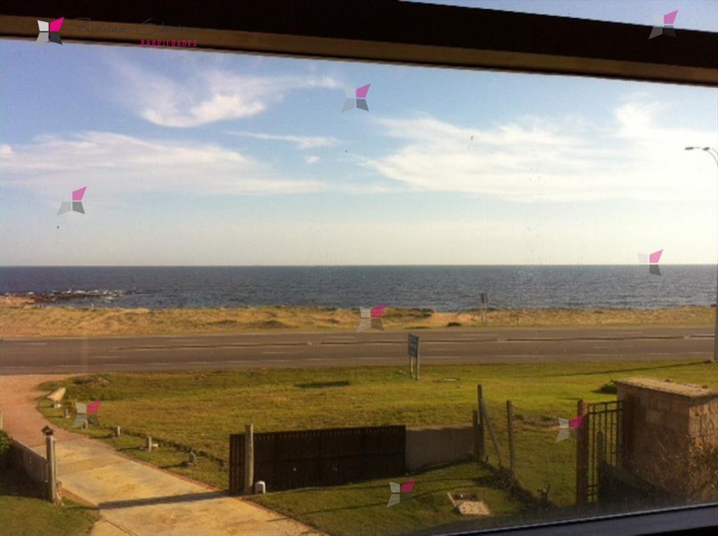 VENTA DE CASA DE 4 DORMITORIOS FRENTE AL MAR EN
