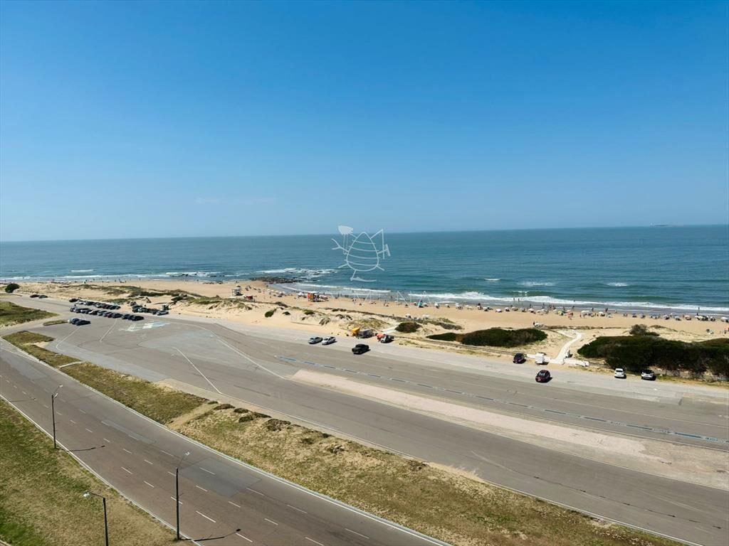 Apartamento de 3 dormitorios en venta en Punta del Este