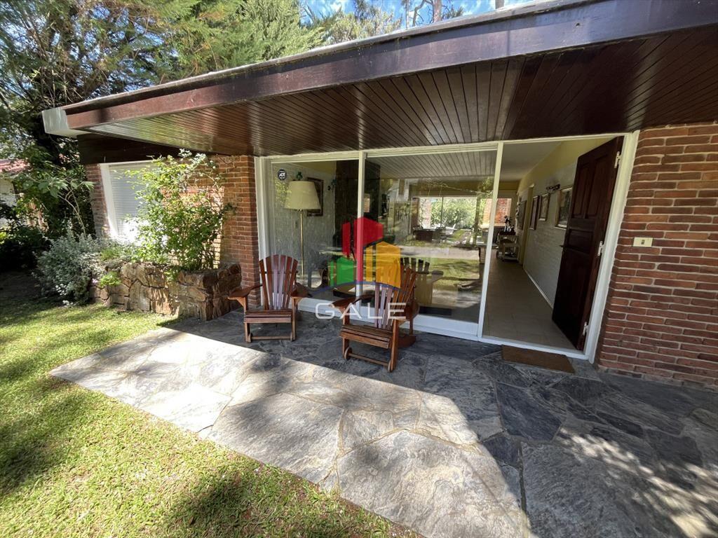 Casa en Playa Mansa, 5 dormitorios y 4 baÃ±os.