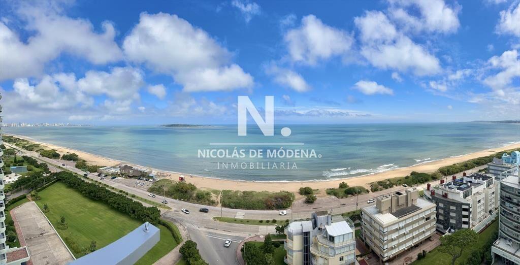 Apartamento de tres dormitorios en venta en Playa