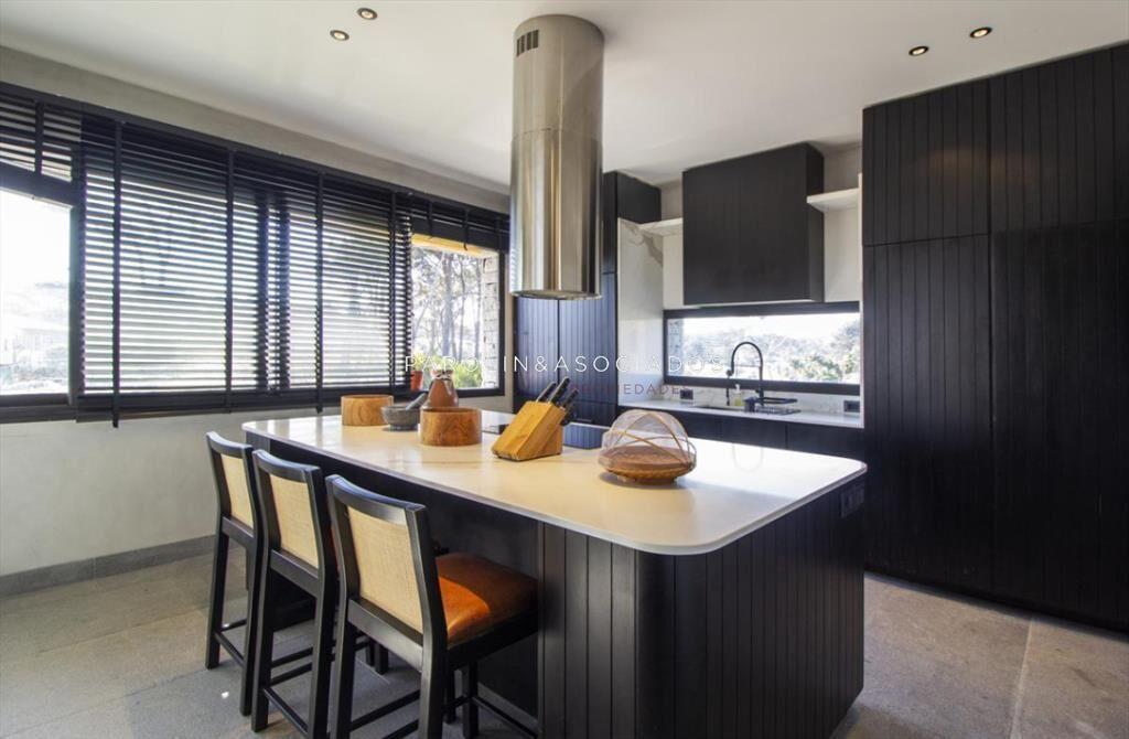 Casa de 4 Dormitorios + Dependencia en Venta en Pinar del F