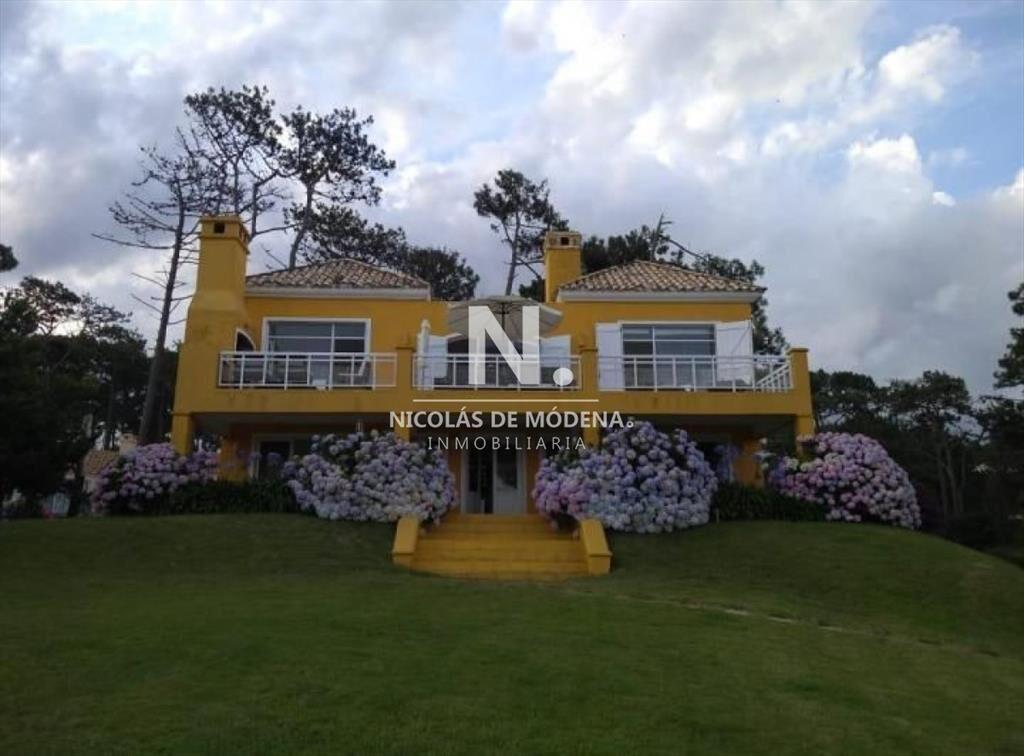 HERMOSA CASA EN BARRIO PRIVADO  DE LA BARRA