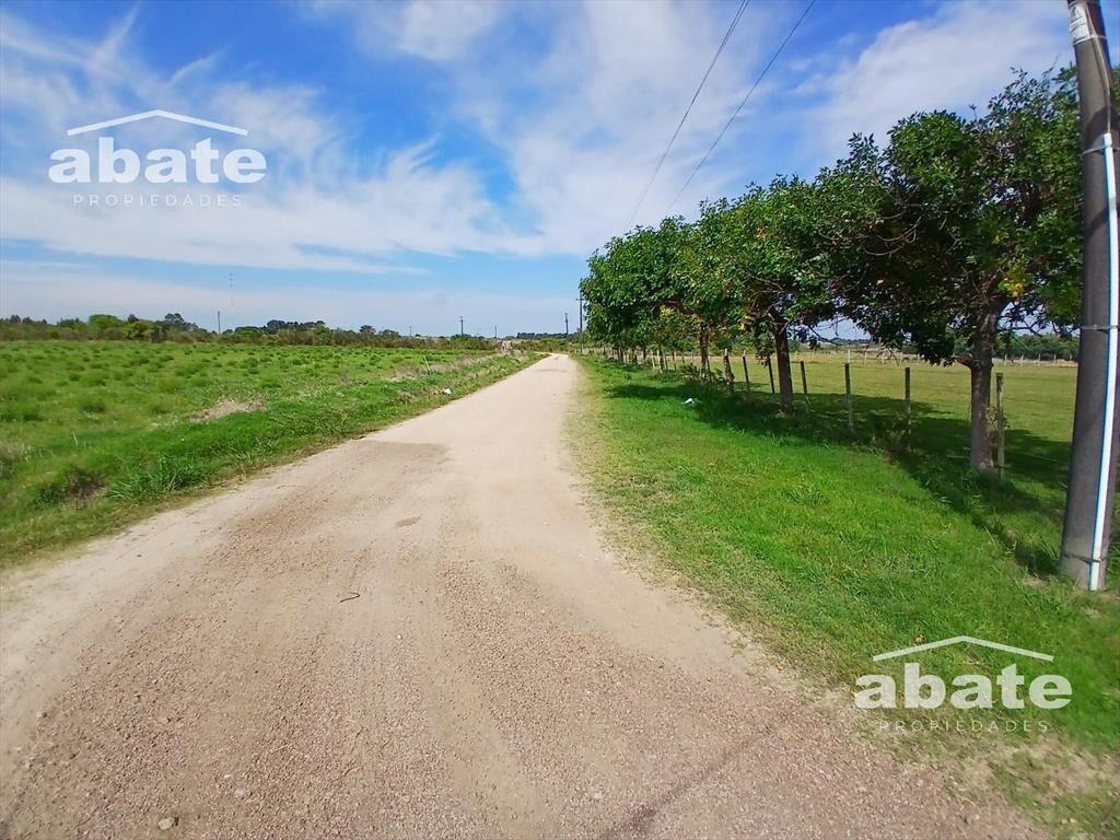 Venta de casa campo a refaccionar en Est. Atlántida a metro