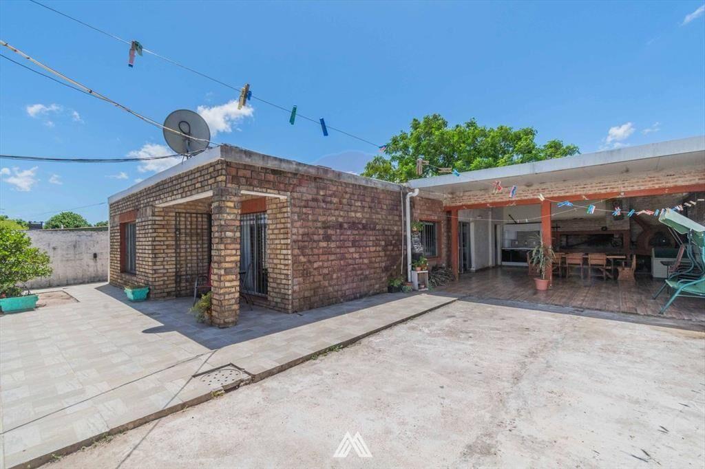 VENTA DE COCHERAS CON CASA EN COLON