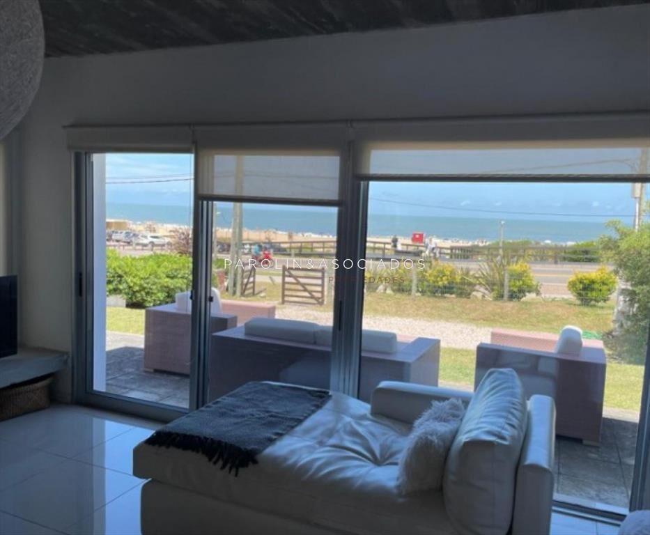 Hermosa casa en venta de 4 dormitorios frente al mar en Mon