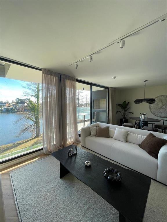 Apartamento en venta, 3 dormitorios, vista al lago y parril
