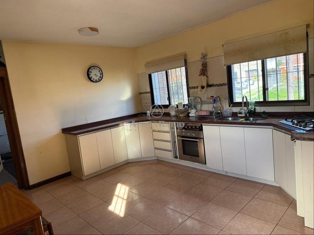 VENTA CASA DE 3 O 4 DORMITORIOS, ESCRITORIO, GARAJE DOBL...
