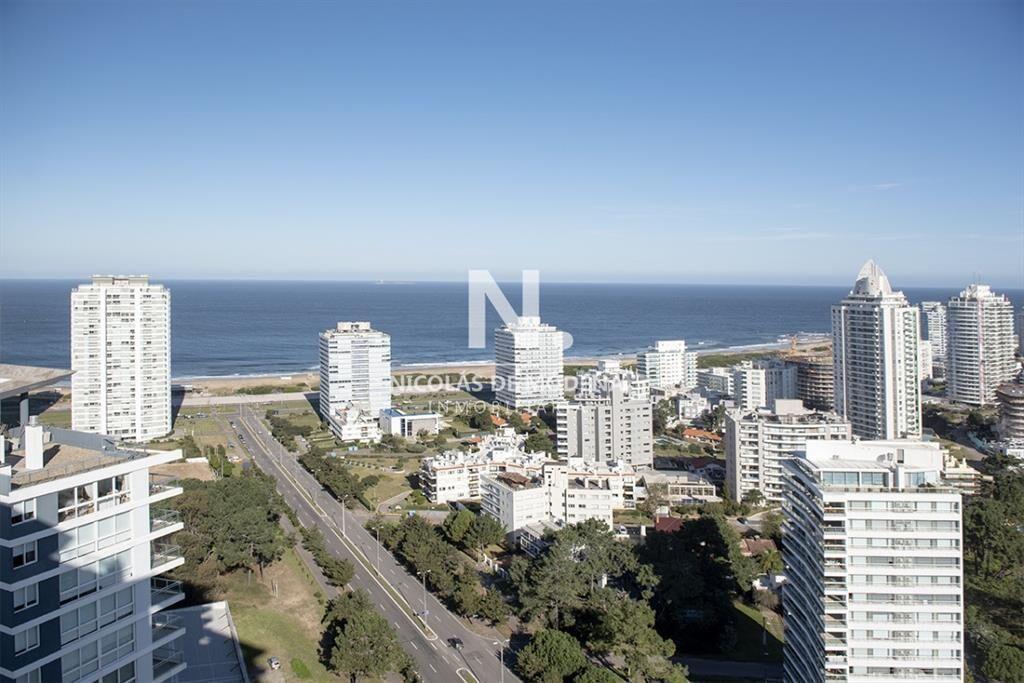 Vende departamento de 3 suites en Punta del Este.