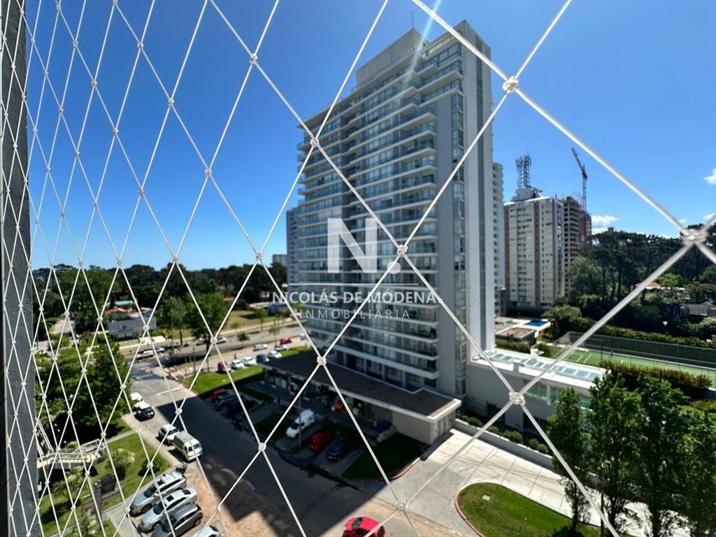 Apartamento de dos dormitorios y dependencia de