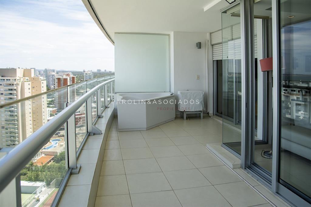 Vende apartamento de 2 dormitorios en suite en