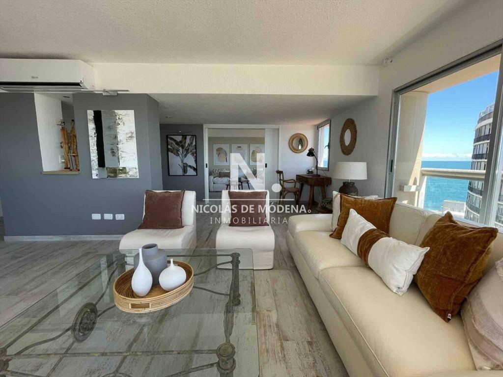 Apartamento de tres dormitorios en alquiler, del