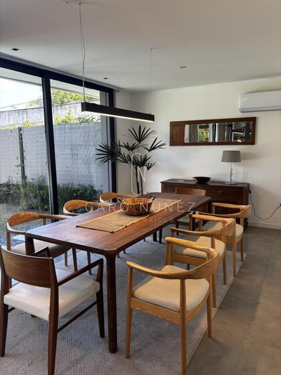 Venta casa moderna 4 dormitorios Carrasco Sur