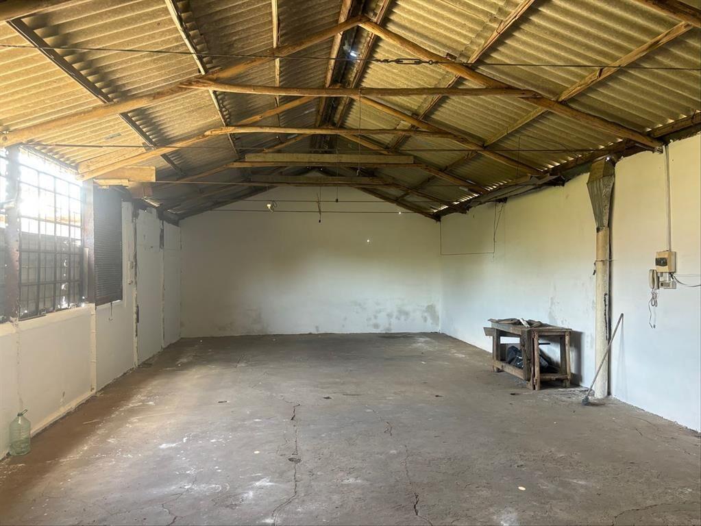 Local tipo galpón, 100 m2 edificados mas casa (Oficina)