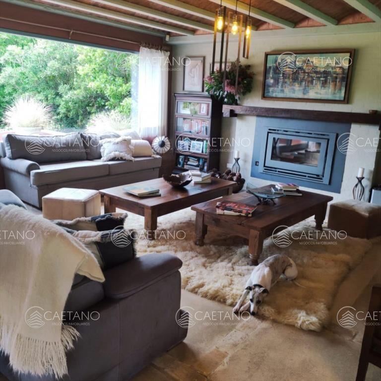 Hermosa casa de 2 niveles, con amplios espacios.