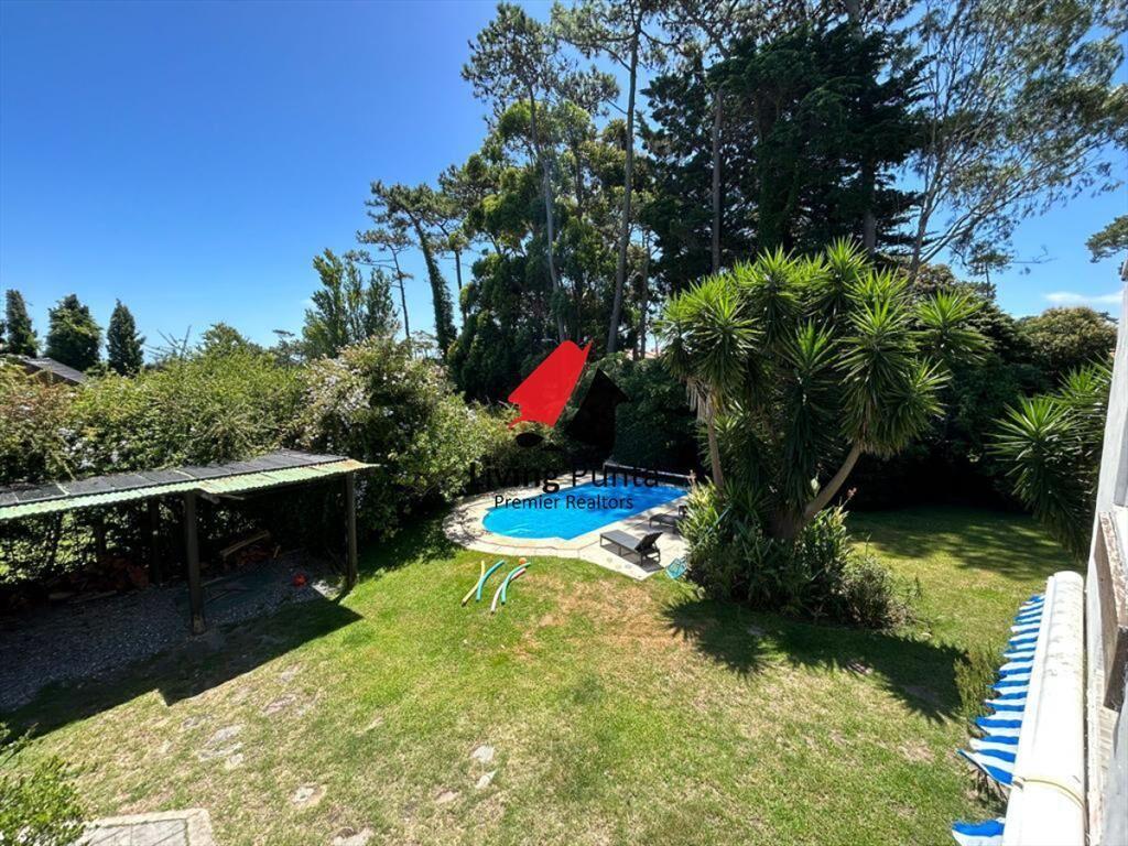 OPORTUNIDAD. VENDE CASA EN EXCELENTE ESTADO, CON PISCINA EN