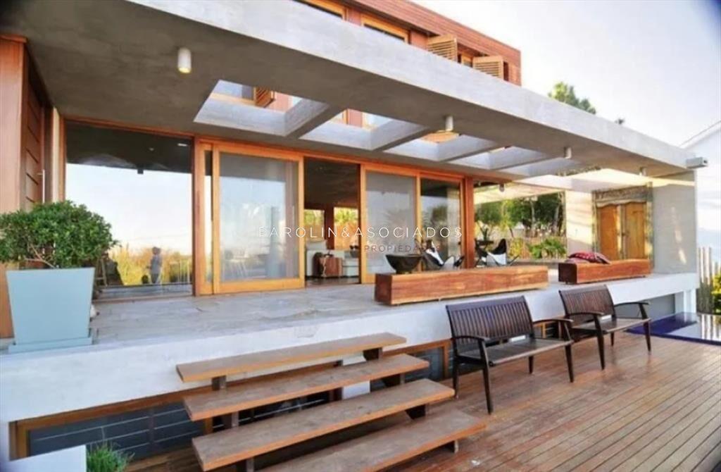 Moderna casa en venta con 3 Suites y piscina en El Chorro,