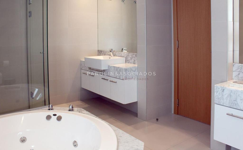Apartamento de 3 dormitorios en venta en Tiburón