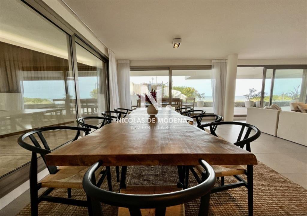 Vende apartamento de 4 dormitorios en Manantiales frente al