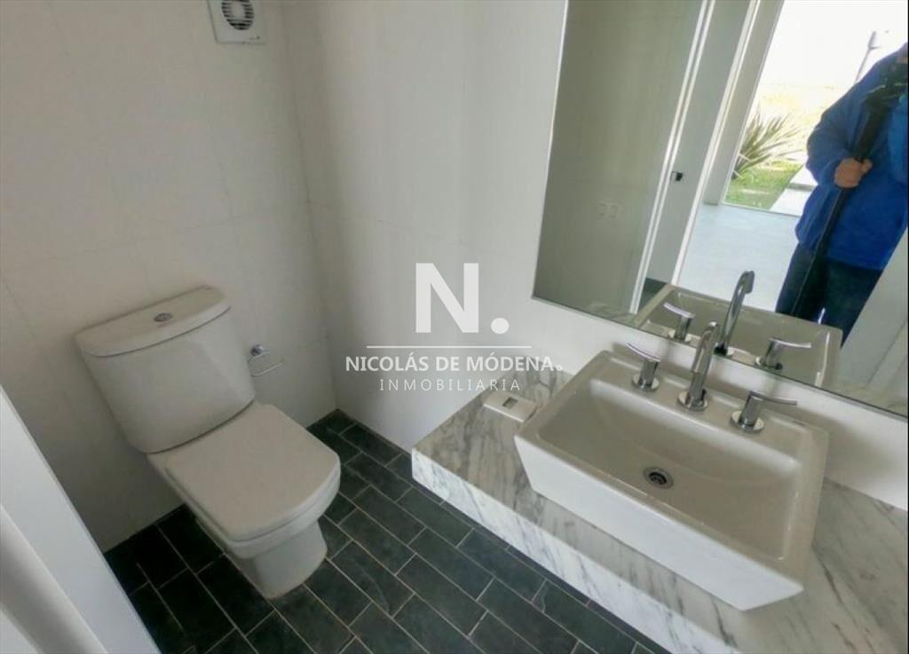 Vende apartamento con vista al mar en Punta de 3