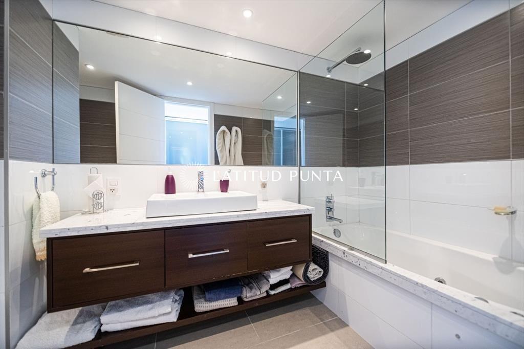 Piso alto en One, 3 suites más dependencia