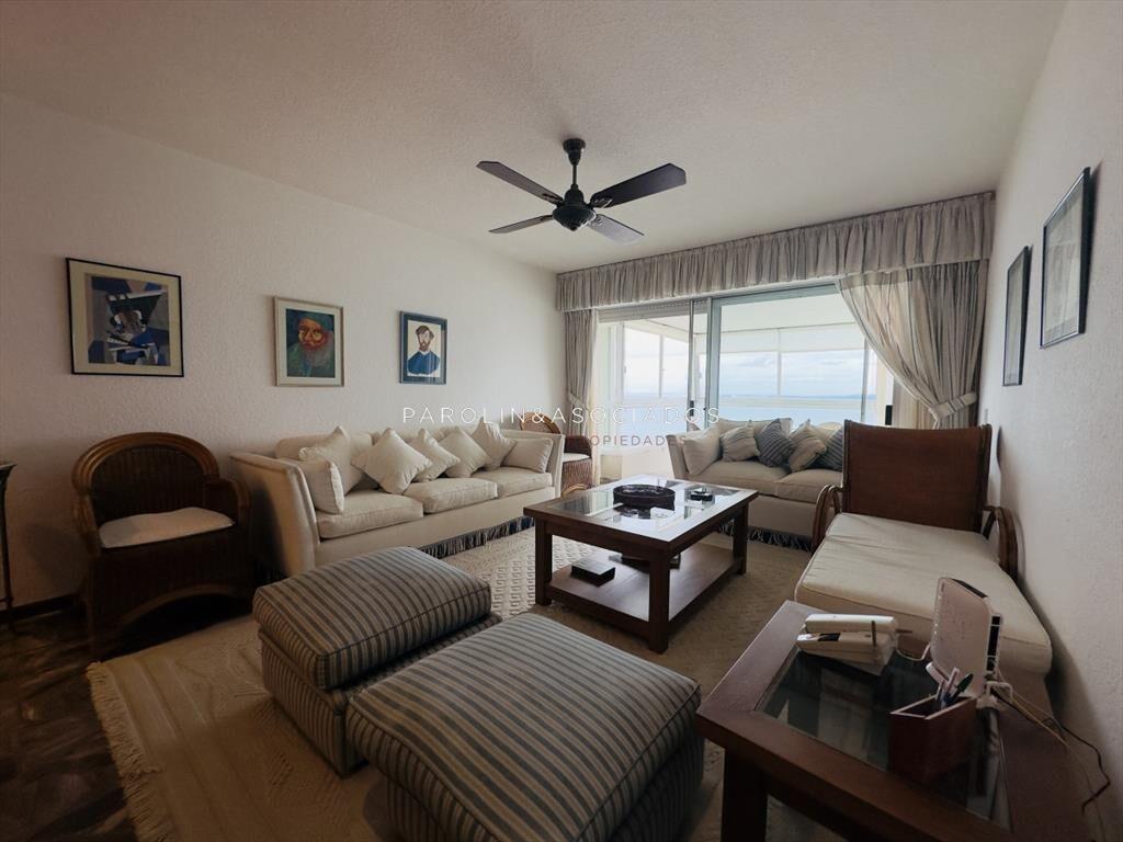 Apartamento de 3 dormitorios en venta sobre playa mansa