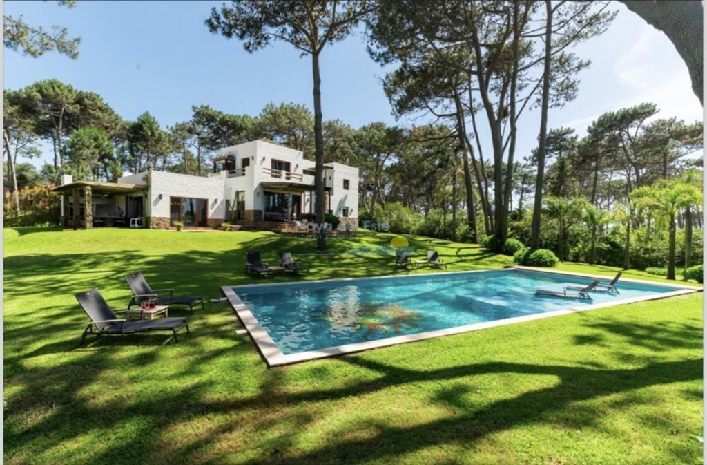 Excelente casa de 5 dormitorios mas dependencia y