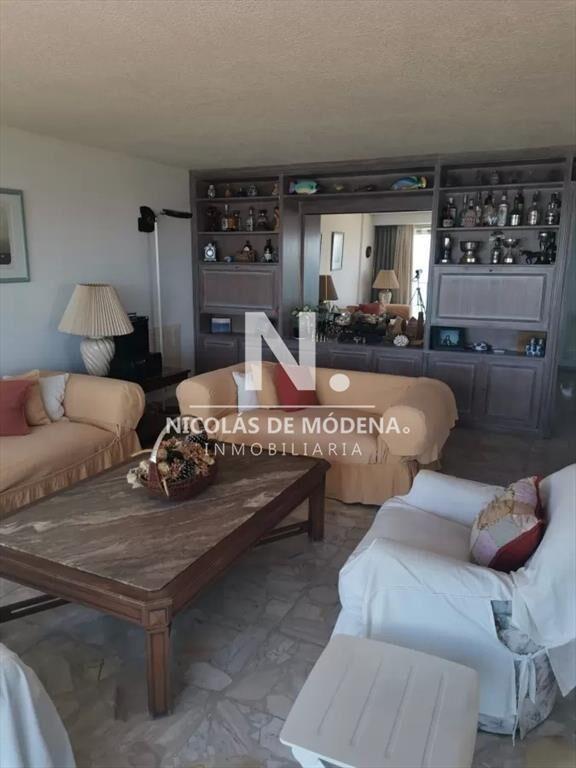 Departamento de 3 dormitorios y dependenia ,